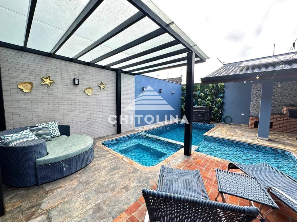Recanto com chaise ao lado da piscina sob pergolado — Casa cód. 9584, Jardim Colombo