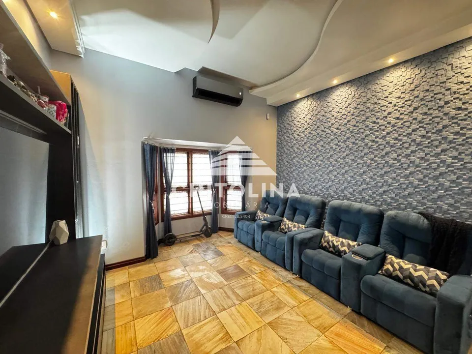 Sala de estar com sofá retrátil e parede em pedra — Casa cód. 9584, Jardim Colombo