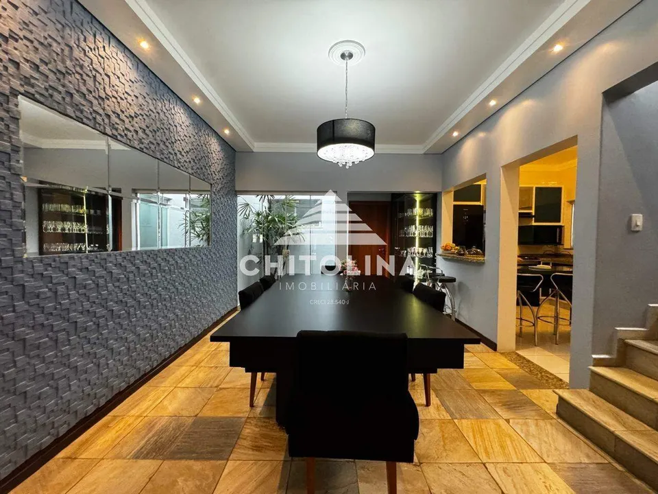 Sala de jantar com lustre pendente e parede em pedra — Casa cód. 9584, Jardim Colombo
