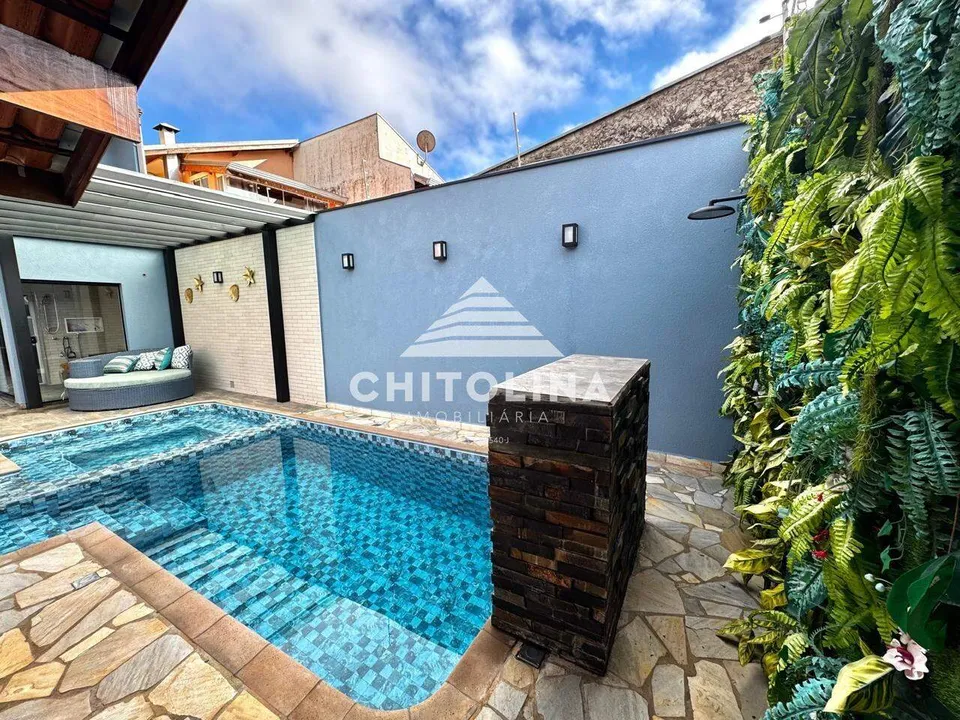 Piscina com jardim vertical e iluminação nas paredes — Casa cód. 9584, Jardim Colombo