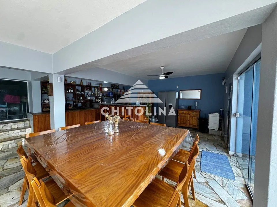 Mesa de jantar em madeira maciça no espaço gourmet — Casa cód. 9584, Jardim Colombo
