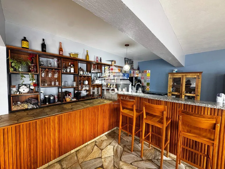 Bar do espaço gourmet com balcão de madeira e banquetas — Casa cód. 9584, Jardim Colombo
