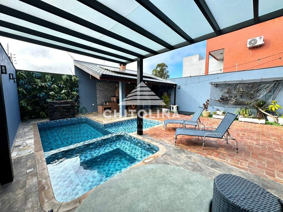 Piscina com hidromassagem, espreguiçadeiras e pergolado de vidro — Casa cód. 9584, Jardim Colombo
