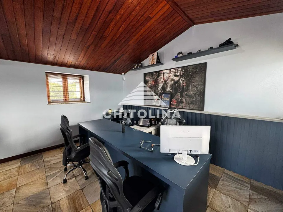 Home office com bancada planejada e forro de madeira — Casa cód. 9584, Jardim Colombo