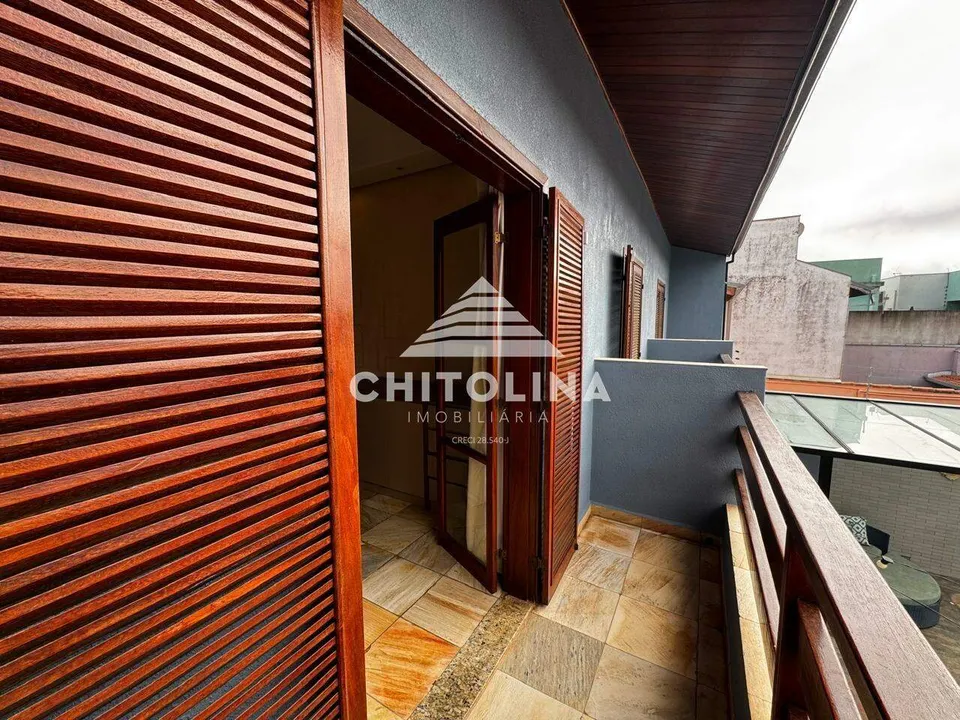 Sacada com guarda-corpo de madeira — Casa cód. 9584, Jardim Colombo