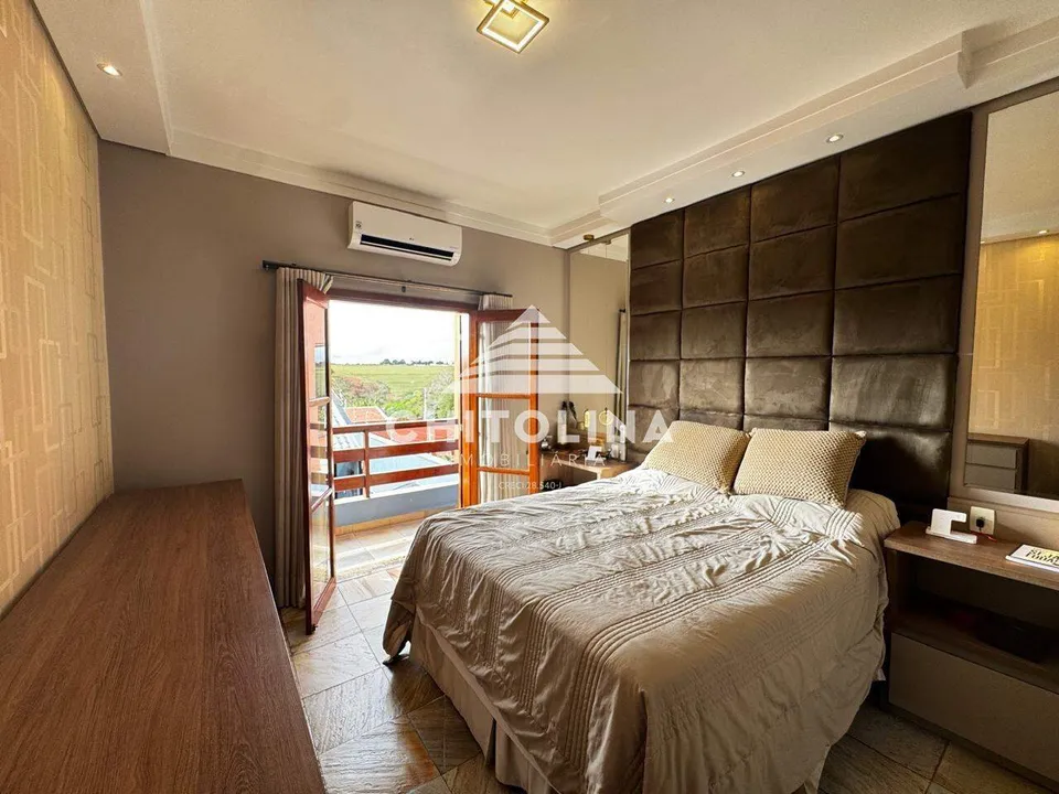 Suíte master com cabeceira estofada e porta para a sacada — Casa cód. 9584, Jardim Colombo