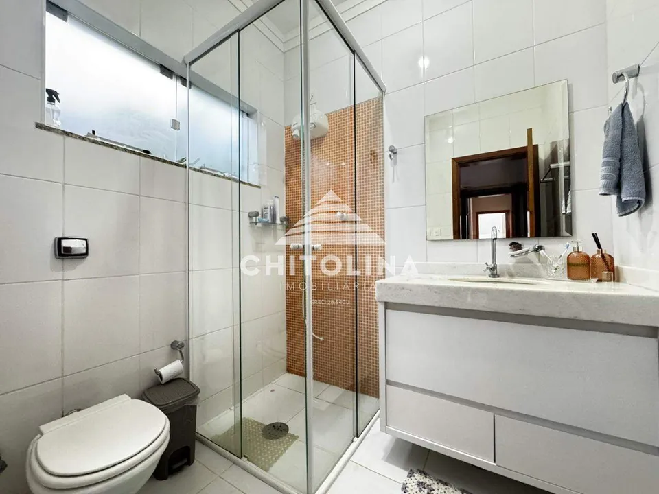 Banheiro com box de vidro e gabinete branco — Casa cód. 9584, Jardim Colombo