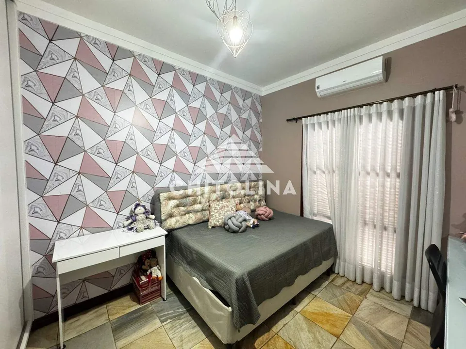 Dormitório com papel de parede geométrico e cortina — Casa cód. 9584, Jardim Colombo