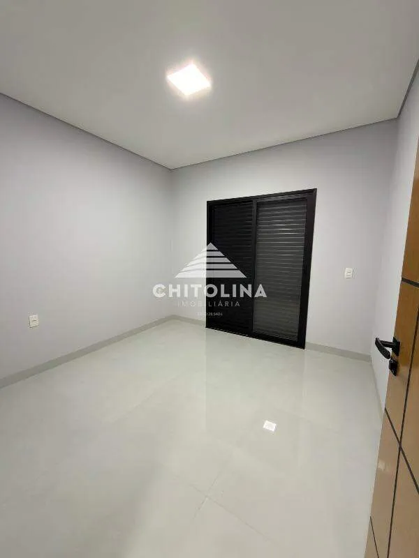 Dormitório com porta-janela de veneziana preta — Casa em condomínio cód. 11993, Vila Progresso