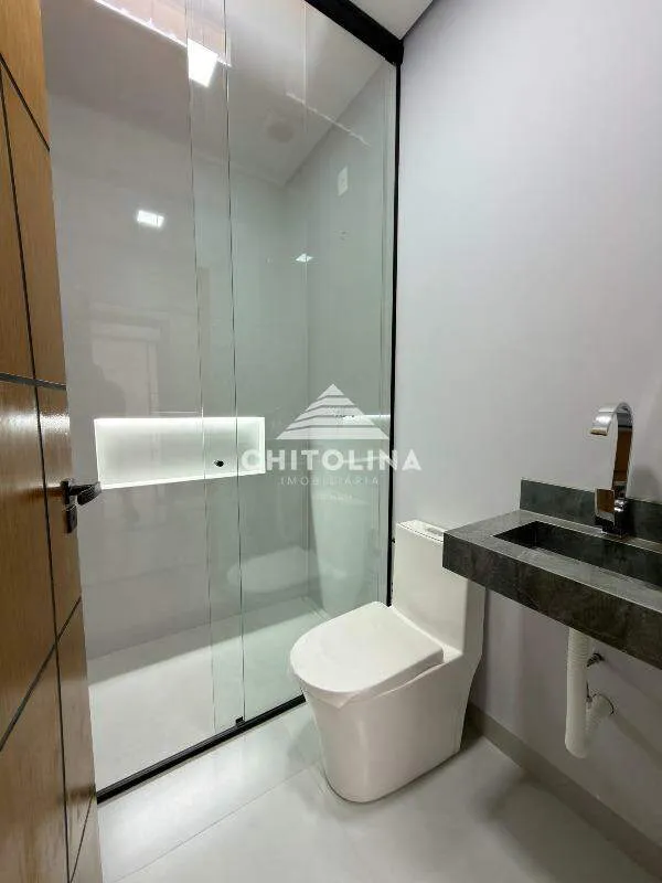 Banheiro com box de vidro e nicho iluminado — Casa em condomínio cód. 11993, Vila Progresso
