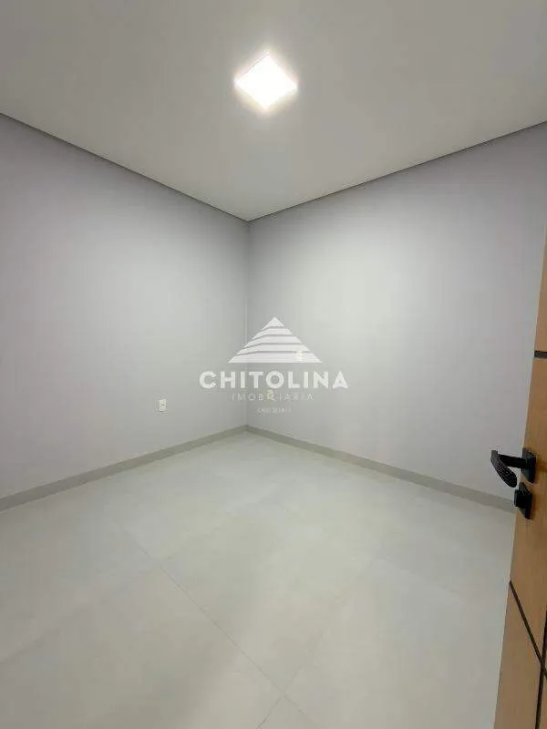 Dormitório com piso claro e luminária embutida — Casa em condomínio cód. 11993, Vila Progresso