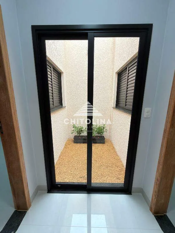 Jardim de inverno com porta de vidro e vasos — Casa em condomínio cód. 11993, Vila Progresso