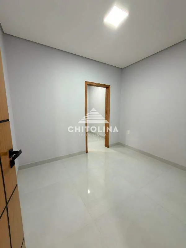 Dormitório com piso claro e porta interna de madeira — Casa em condomínio cód. 11993, Vila Progresso