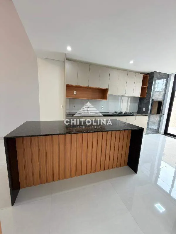 Cozinha com armários planejados e ilha revestida em ripado — Casa em condomínio cód. 11993, Vila Progresso