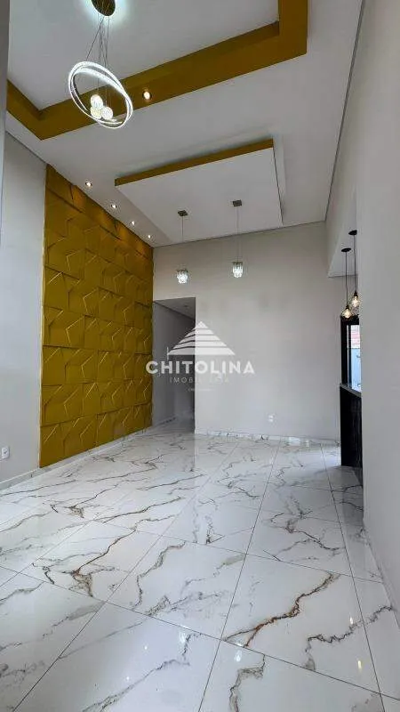 Sala com painel 3D amarelo e piso marmorizado — Casa cód. 11964, Parque Itapê