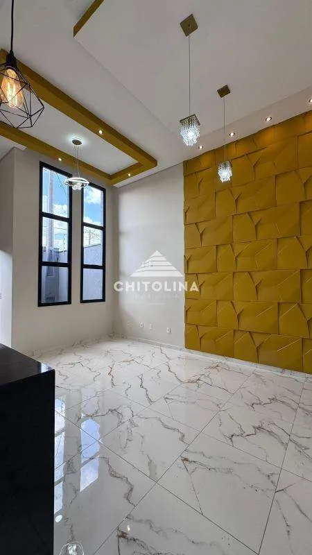 Sala com pé-direito alto, janelas verticais e lustres pendentes — Casa cód. 11964, Parque Itapê