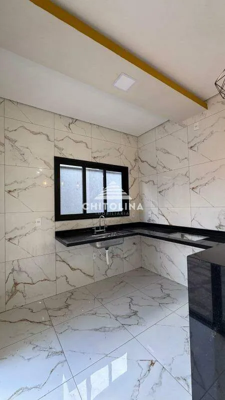 Cozinha com bancada escura e paredes revestidas até o teto — Casa cód. 11964, Parque Itapê