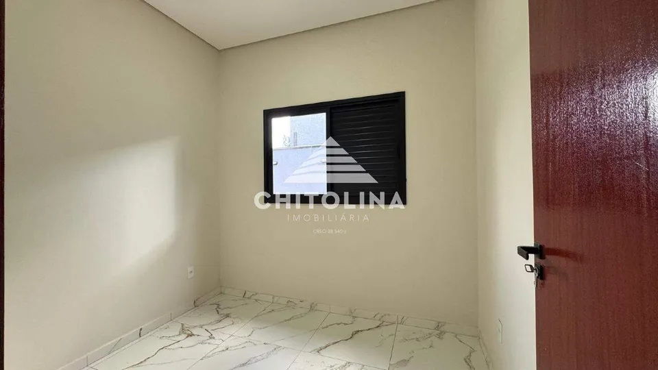 Segundo dormitório com janela veneziana e piso marmorizado — Casa cód. 11964, Parque Itapê