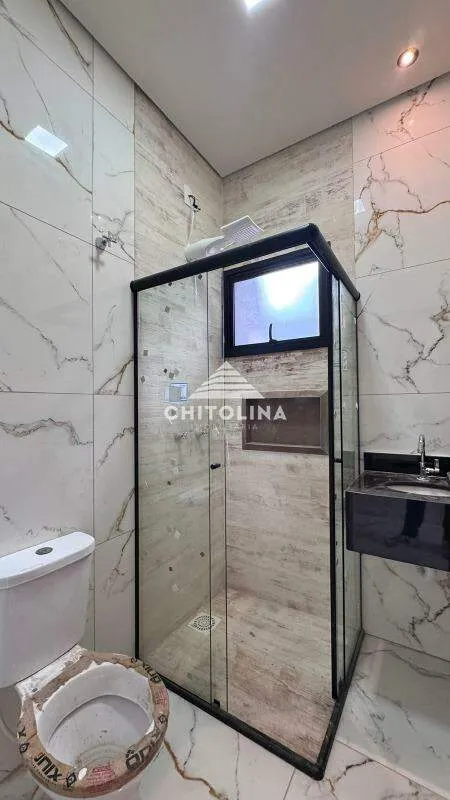 Banheiro social com box de vidro e nicho no chuveiro — Casa cód. 11964, Parque Itapê