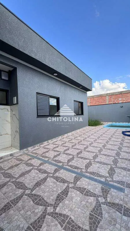 Área externa com piso cerâmico e piscina ao fundo — Casa cód. 11964, Parque Itapê