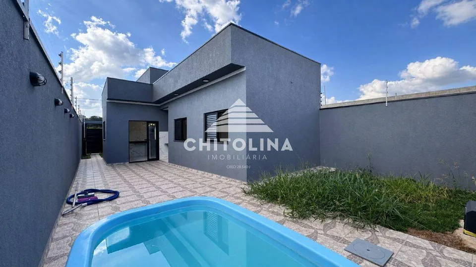 Quintal com piscina e área gramada nos fundos — Casa cód. 11964, Parque Itapê
