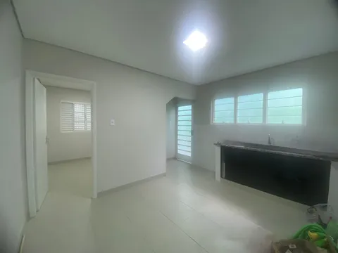 Cozinha com bancada e acesso aos dormitórios — Casa cód. 11364, Jardim Itália