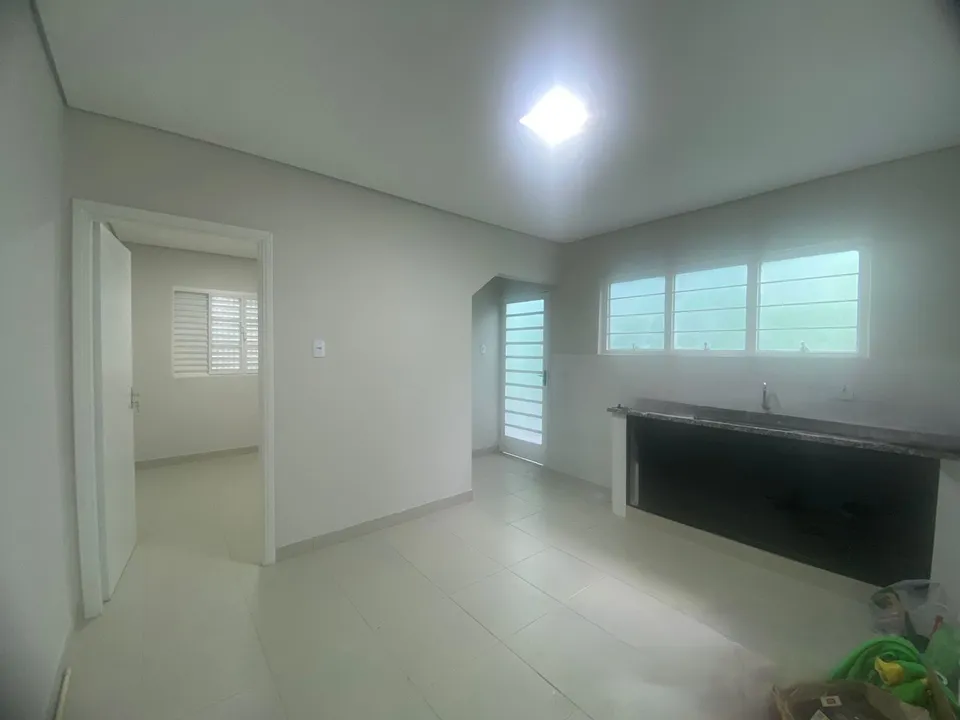 Cozinha com bancada e acesso aos dormitórios — Casa cód. 11364, Jardim Itália