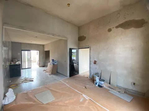 Sala integrada com porta de vidro para o quintal, em obra — Casa cód. 11836, Vila Progresso