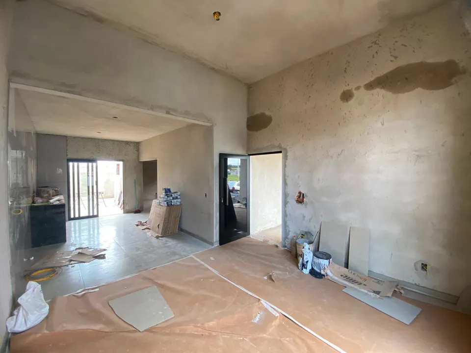 Sala integrada com porta de vidro para o quintal, em obra — Casa cód. 11836, Vila Progresso